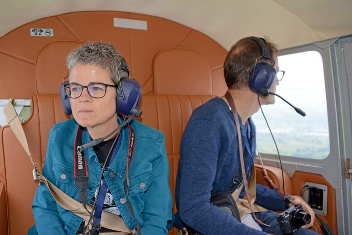 Gepolsterte Ledersitze in der Passagierkabine sorgen für bequemen Sitzkomfort während des Flugs mit der „JUNKERS F13“. Eine Reise oder ein Rundflug in dem Ganzmetall-Flugzeug aus den Anfängen des zivilen Luftverkehrs ist ein besonderes Erlebnis. Durch die großen seitlichen Fenster können die Gäste dabei den Blick von oben auf die Landschaft genießen und durch eine kleine Frontscheibe zudem den zwei Flugzeugführern im offenen Cockpit vor innen über die Schulter schauen. Die Passagiere sind Barbara Langenegger und Roland Amman. Aufgenommen am 6. August 2022. © VJL / Foto: Ugo Vincenzi