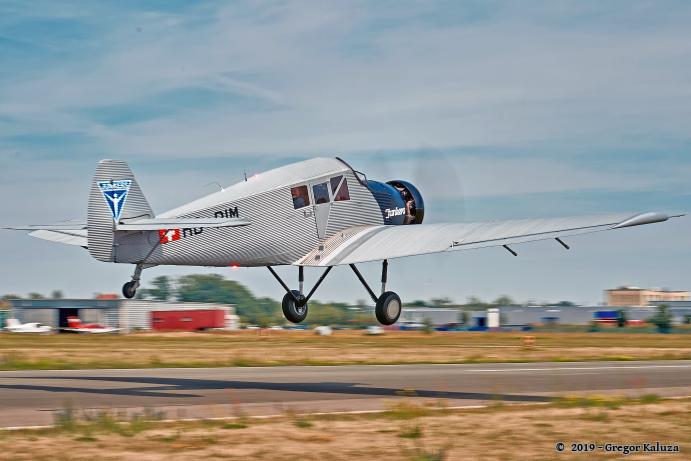 Wenn der Nachbau der „JUNKERS F13“ nach dem Start abhebt, ist das für die Fans des ersten zivilen Ganzmetall-Flugzeugs ein erhabenes Gefühl. Bis zu vier Passagiere konnte die legendäre „Limousine der Lüfte“ früher auf Reisen am Himmel befördern. Heute nimmt der Pilot bei Rundflügen aus Sicherheitsgründen nur noch zwei Gäste mit. Aufgenommen in Dessau (Sachsen-Anhalt) im Juni 2019 © VJL / Foto: Gregor Kaluza / Junkers Flugzeugwerke AG